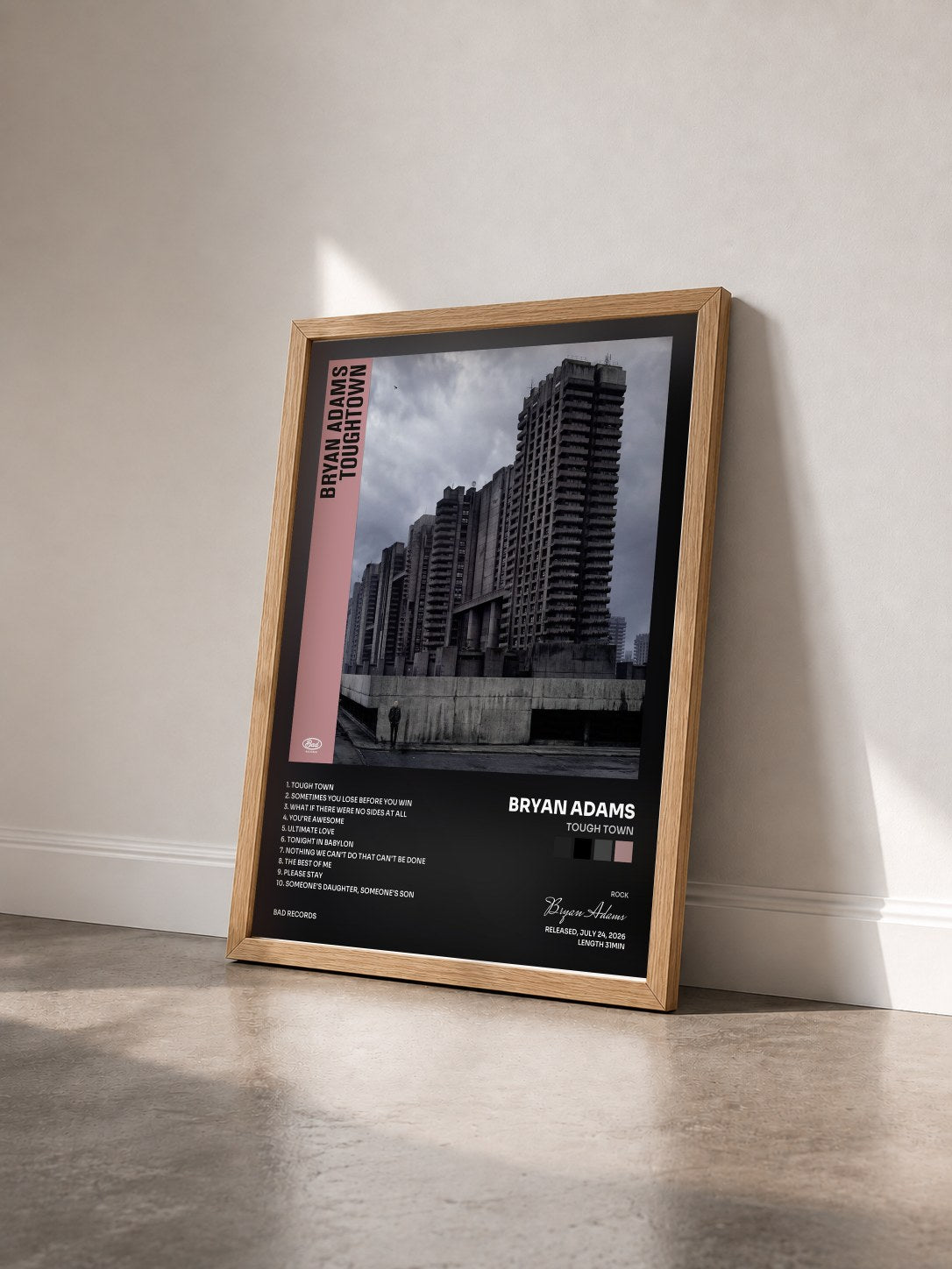 #bois Tableau de l'album Tough Town de Bryan Adams vu de trois quarts, cadre en bois brut