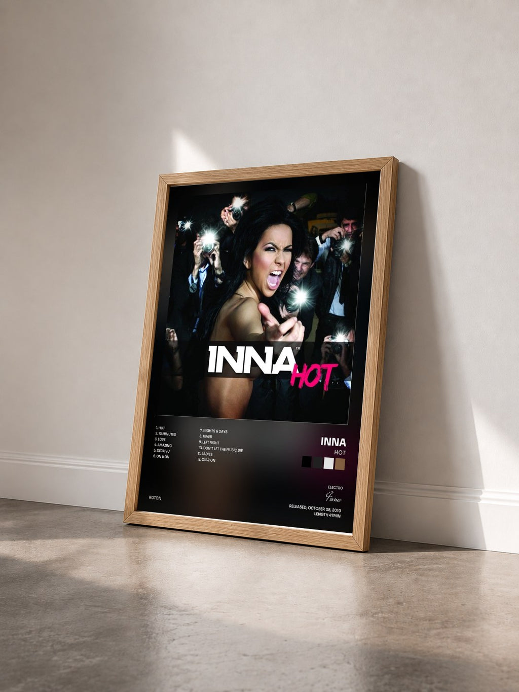 #bois Tableau de l'album Hot de Inna vu de trois quarts, cadre en bois brut