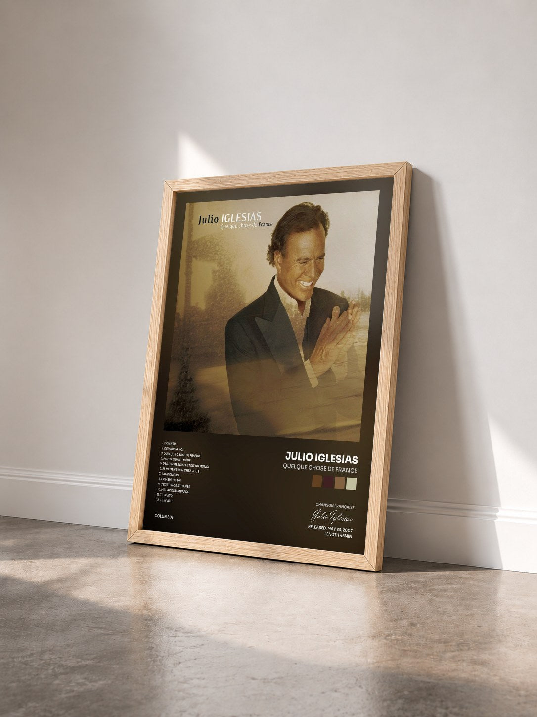 #bois Tableau de l'album Quelque chose de France de Julio Iglesias vu de trois quarts, cadre en bois brut