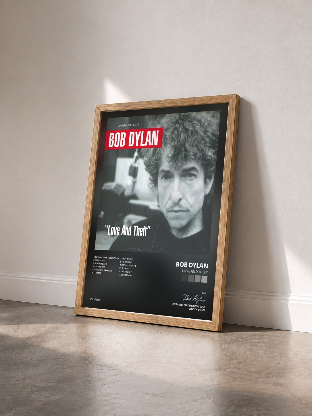 #bois Tableau de l'album Love And Theft de Bob Dylan vu de trois quarts, cadre en bois brut