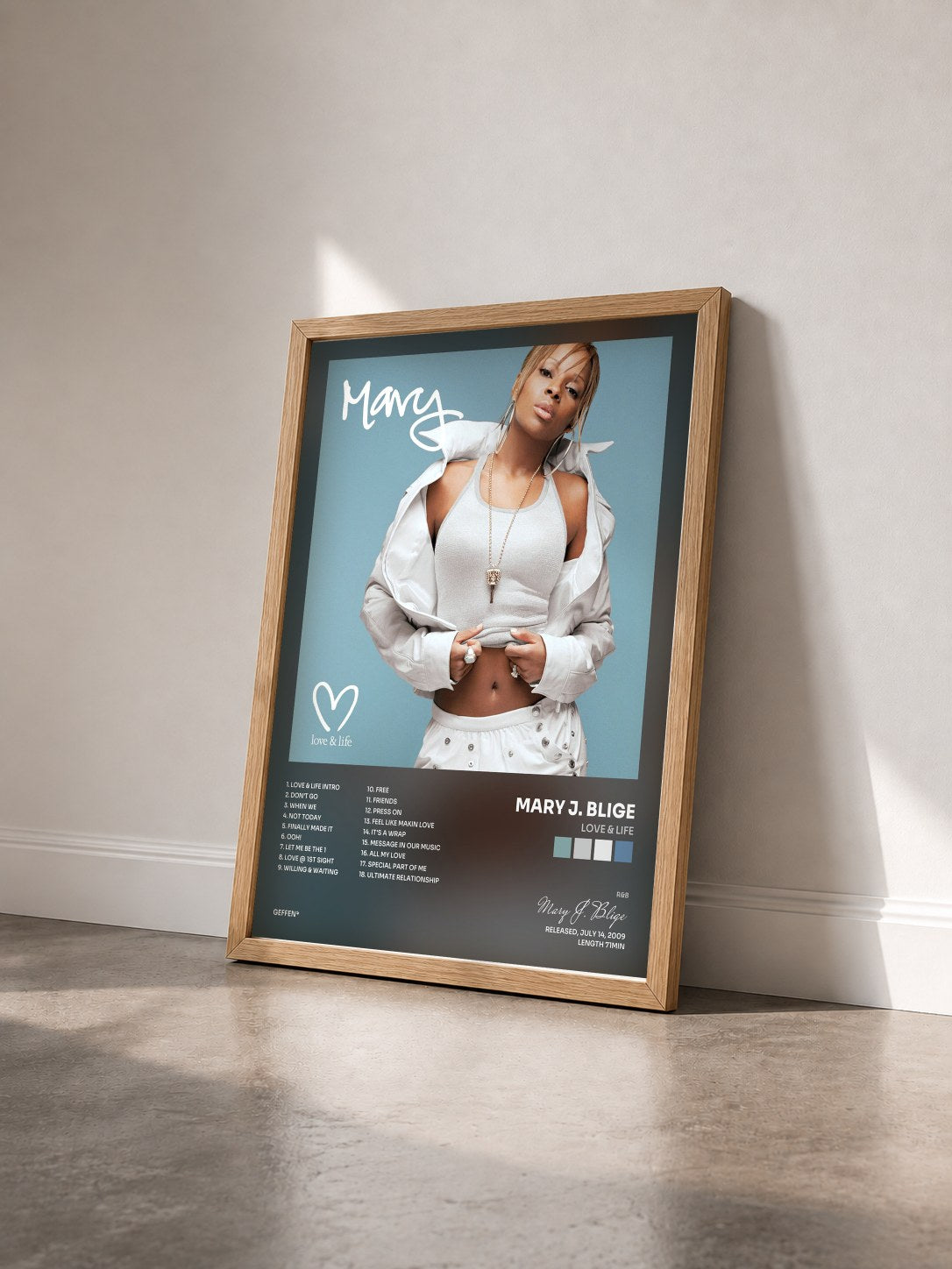 #bois Tableau de l'album Love & Life de Mary J. Blige vu de trois quarts, cadre en bois brut