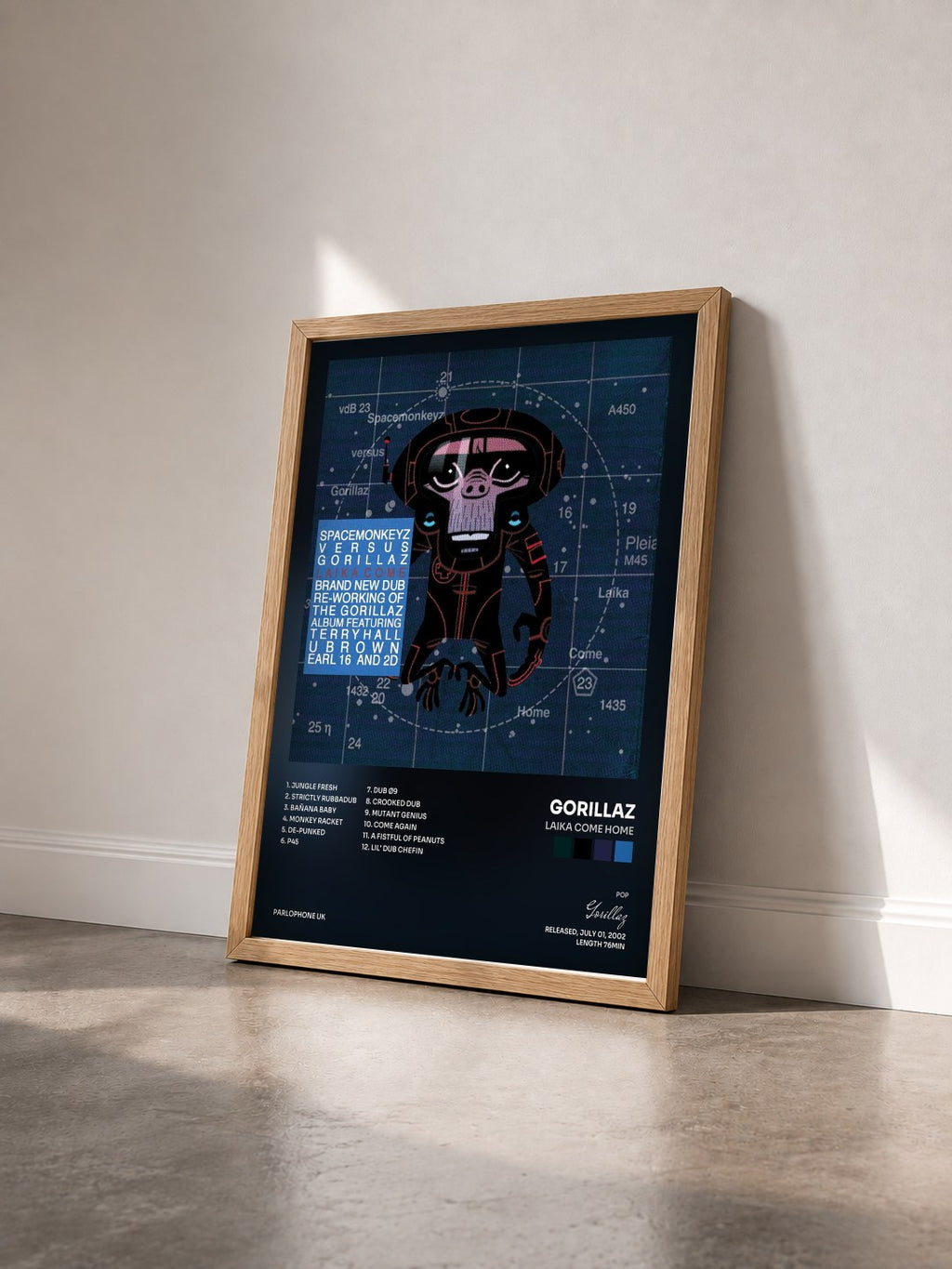 #bois Tableau de l'album Laika Come Home de Gorillaz vu de trois quarts, cadre en bois brut