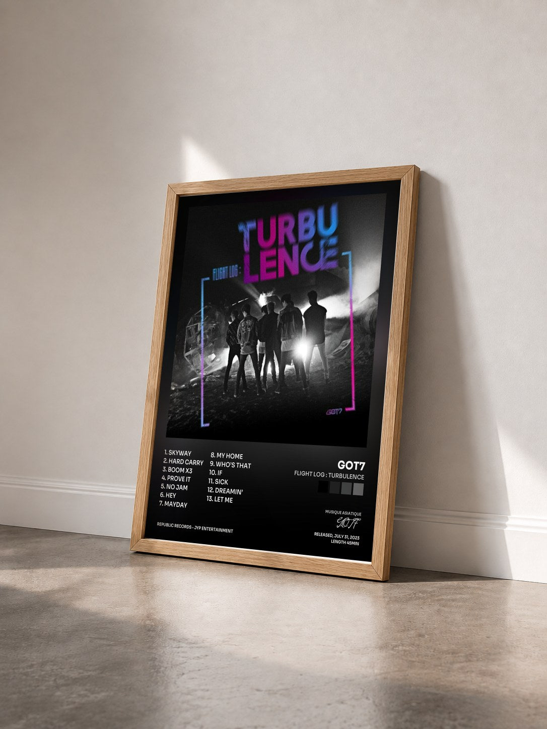 #bois Tableau de l'album FLIGHT LOG : TURBULENCE de GOT7 vu de trois quarts, cadre en bois brut