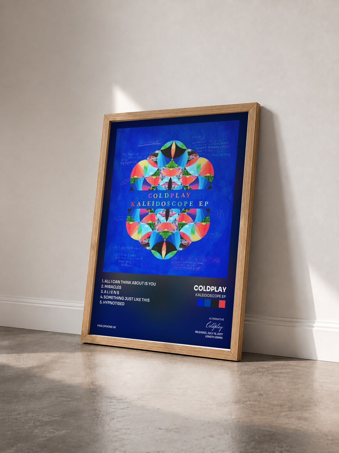 #bois Tableau de l'album Kaleidoscope EP de Coldplay vu de trois quarts, cadre en bois brut