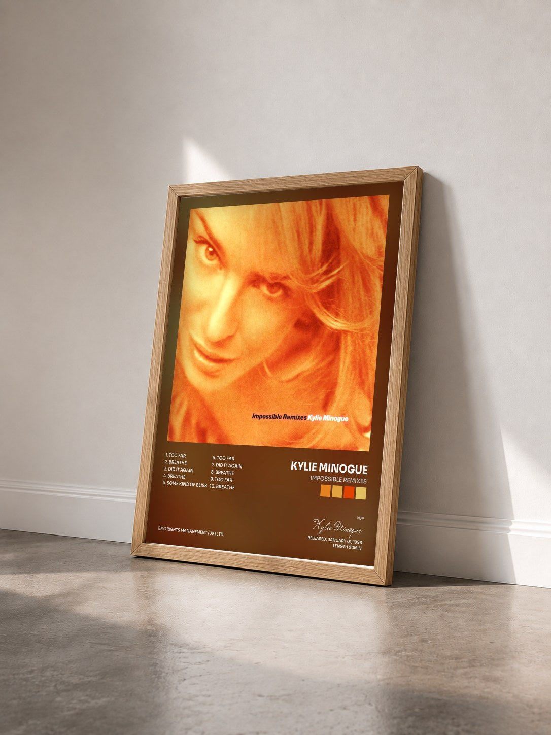 #bois Tableau de l'album Impossible Remixes de Kylie Minogue vu de trois quarts, cadre en bois brut