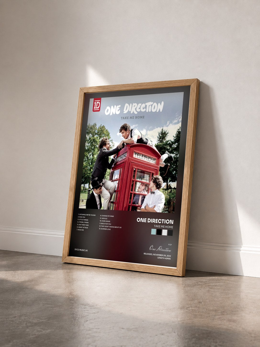 #bois Tableau de l'album Take Me Home de One Direction vu de trois quarts, cadre en bois brut