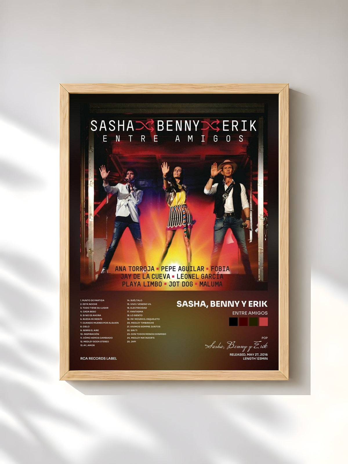 #bois Tableau de l'album Entre Amigos de Sasha, Benny y Erik, cadre en bois brut, imprimé et encadré en France