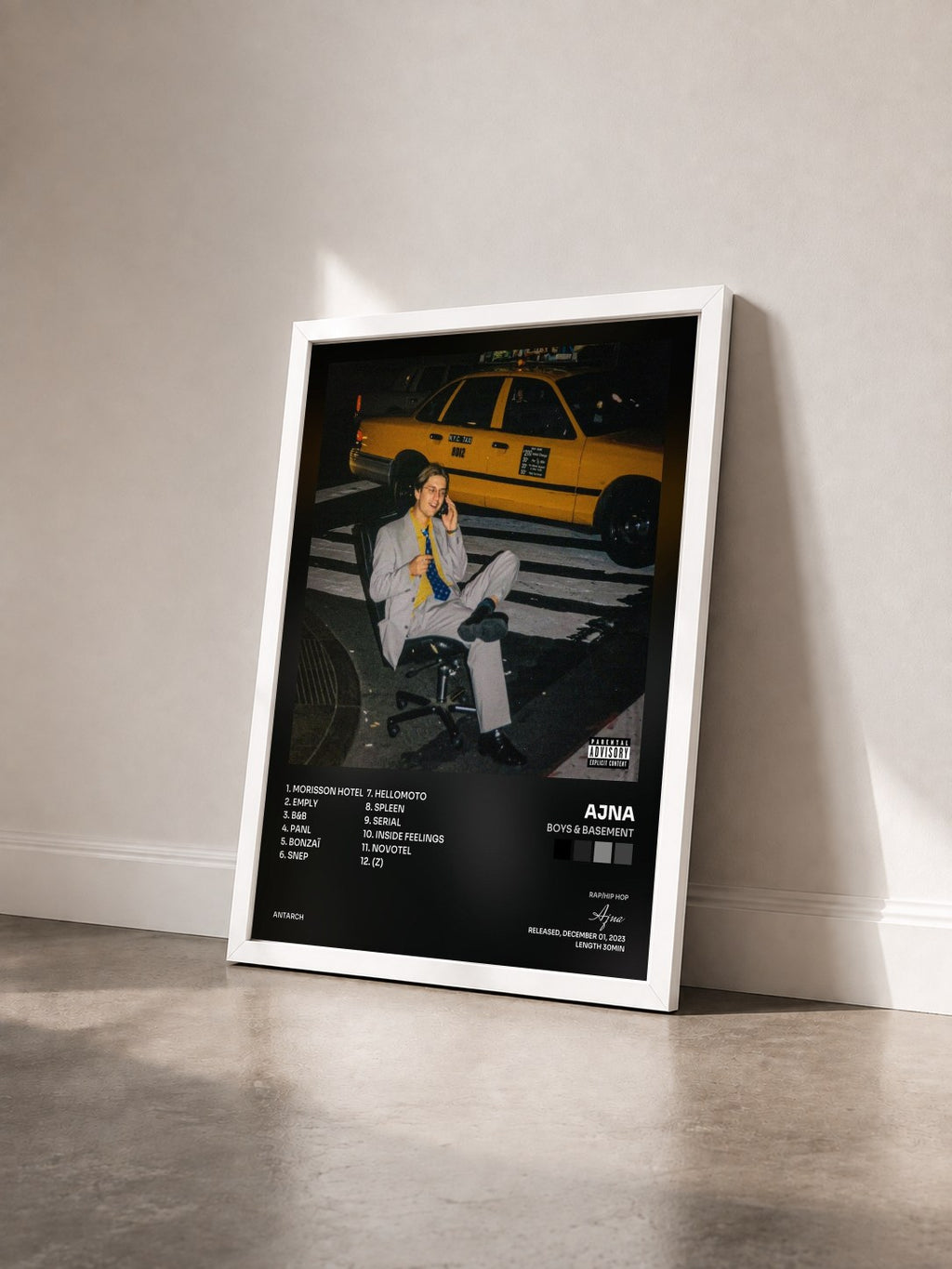 #blanc Tableau de l'album Boys & Basement de Ajna vu de trois quarts, cadre blanc