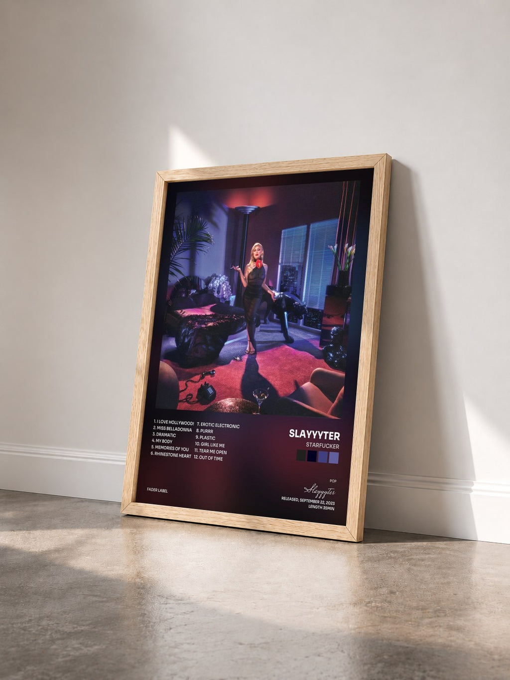 #bois Tableau de l'album STARFUCKER de Slayyyter vu de trois quarts, cadre en bois brut