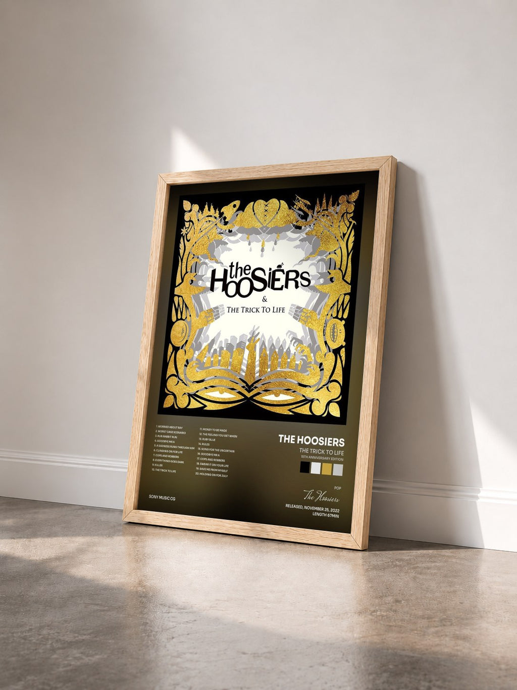 #bois Tableau de l'album The Trick to Life (15th Anniversary Edition) de The Hoosiers vu de trois quarts, cadre en bois brut
