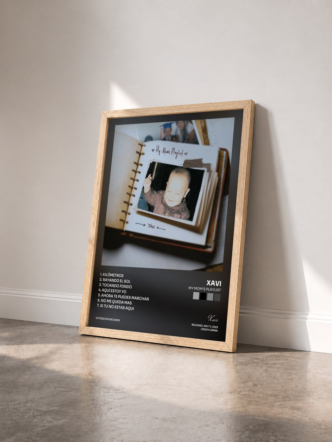 #bois Tableau de l'album My Mom's Playlist de Xavi vu de trois quarts, cadre en bois brut