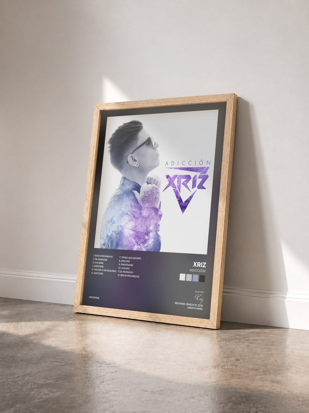 #bois Tableau de l'album Adicción de Xriz vu de trois quarts, cadre en bois brut