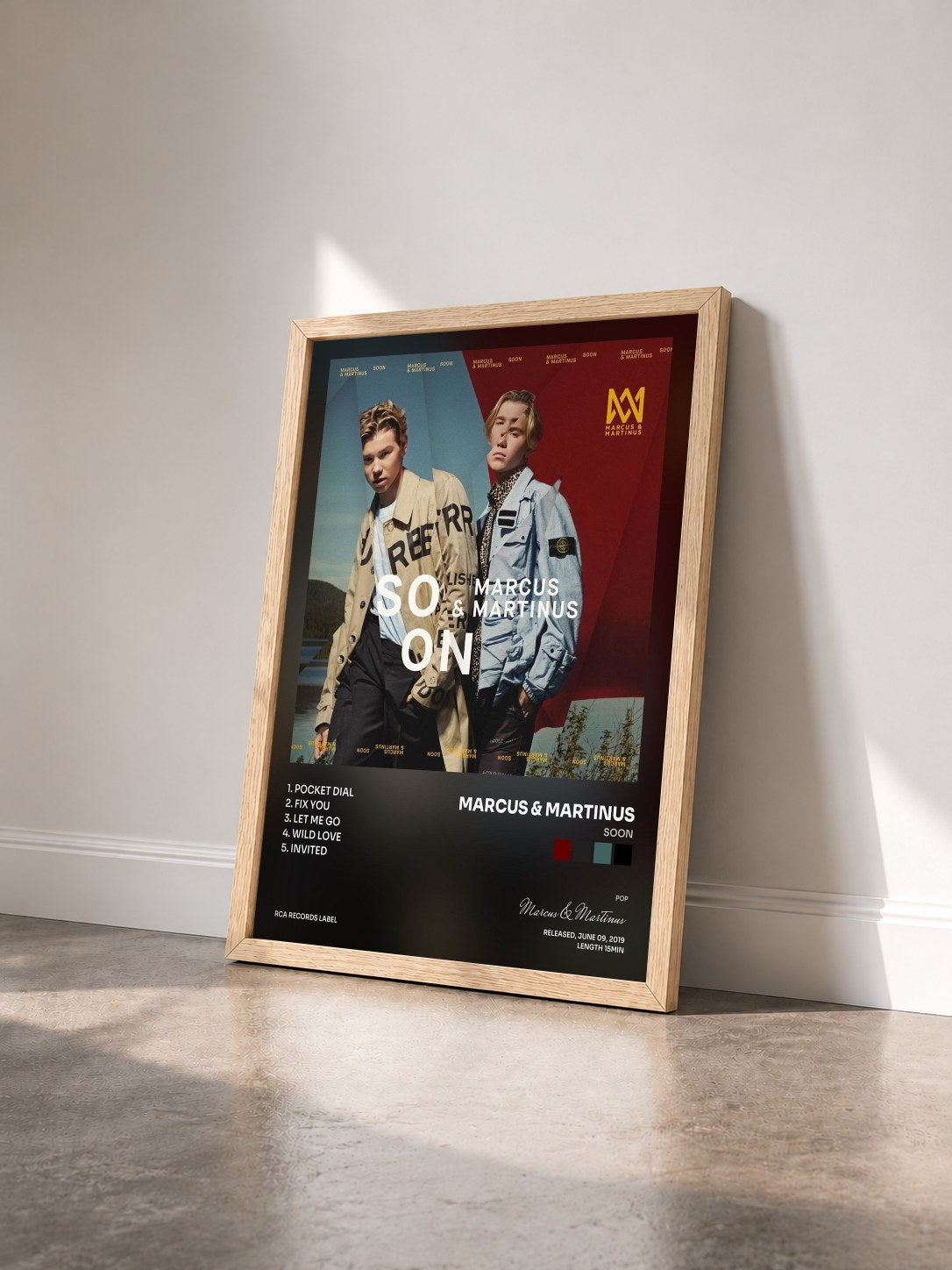 #bois Tableau de l'album SOON de Marcus & Martinus vu de trois quarts, cadre en bois brut