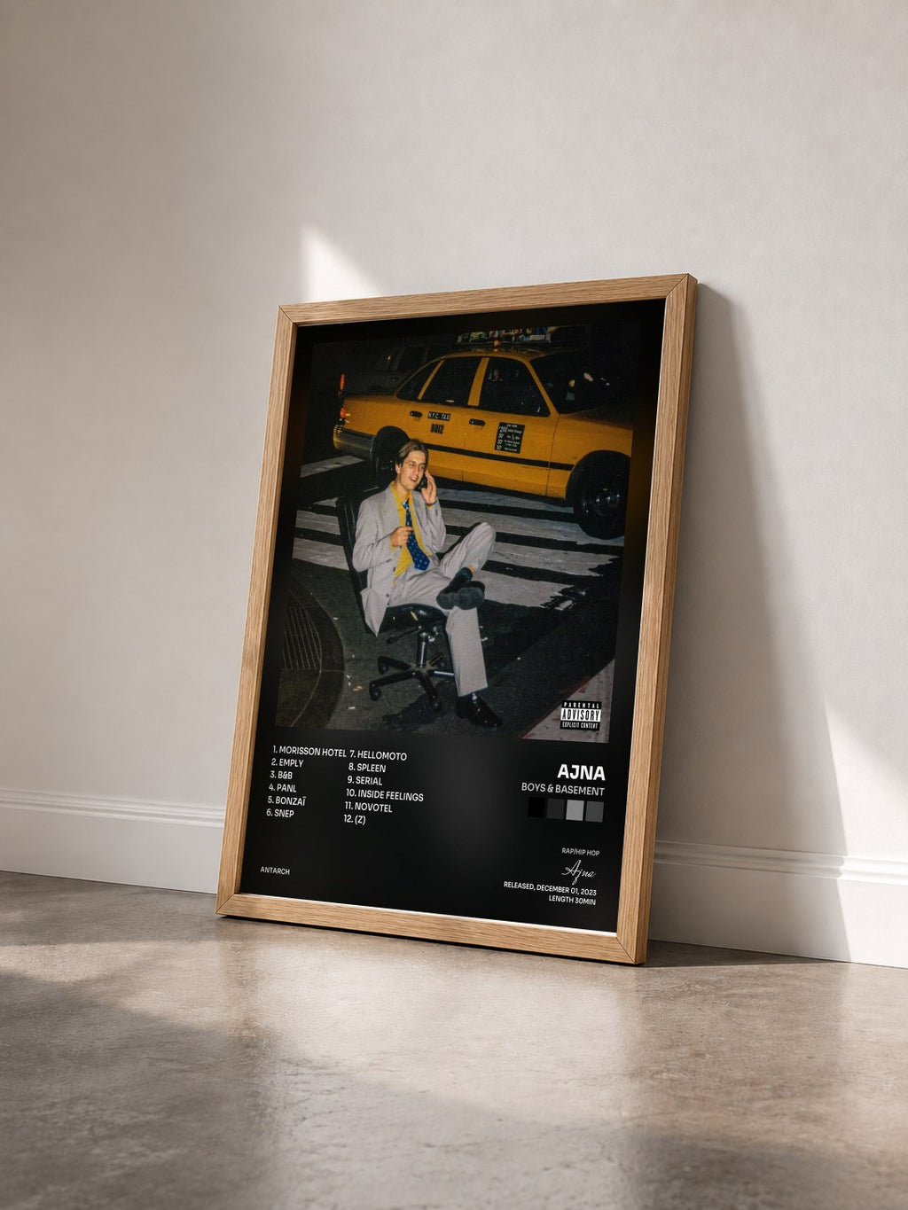 #bois Tableau de l'album Boys & Basement de Ajna vu de trois quarts, cadre en bois brut