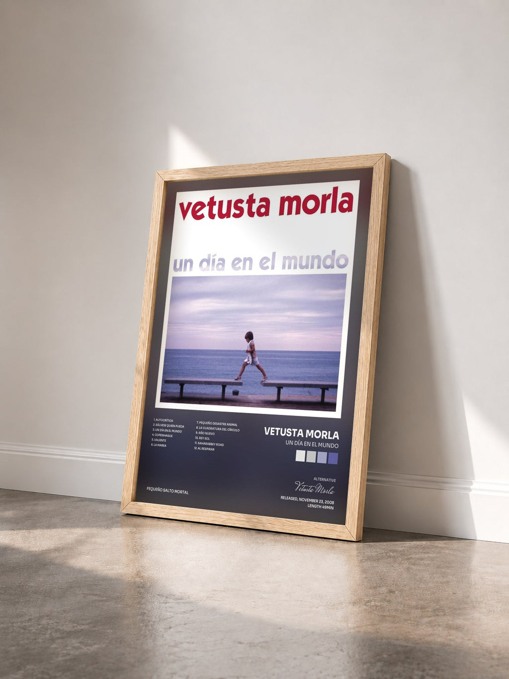 #bois Tableau de l'album Un Día en el Mundo de Vetusta Morla vu de trois quarts, cadre en bois brut