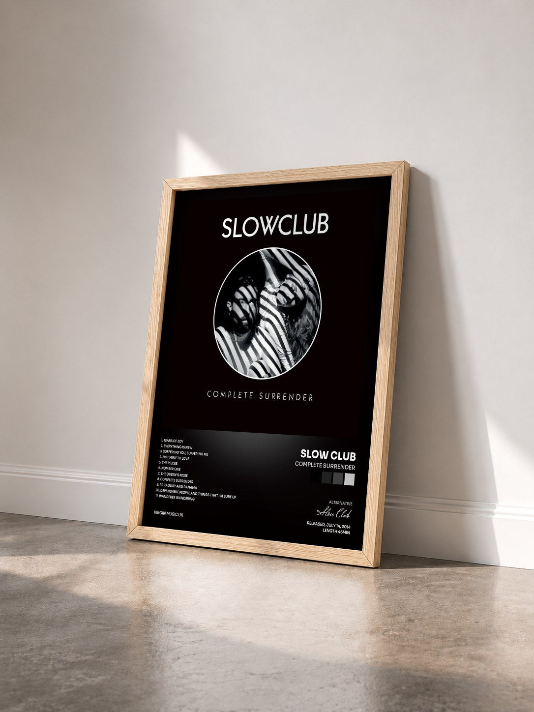 #bois Tableau de l'album Complete Surrender de Slow Club vu de trois quarts, cadre en bois brut