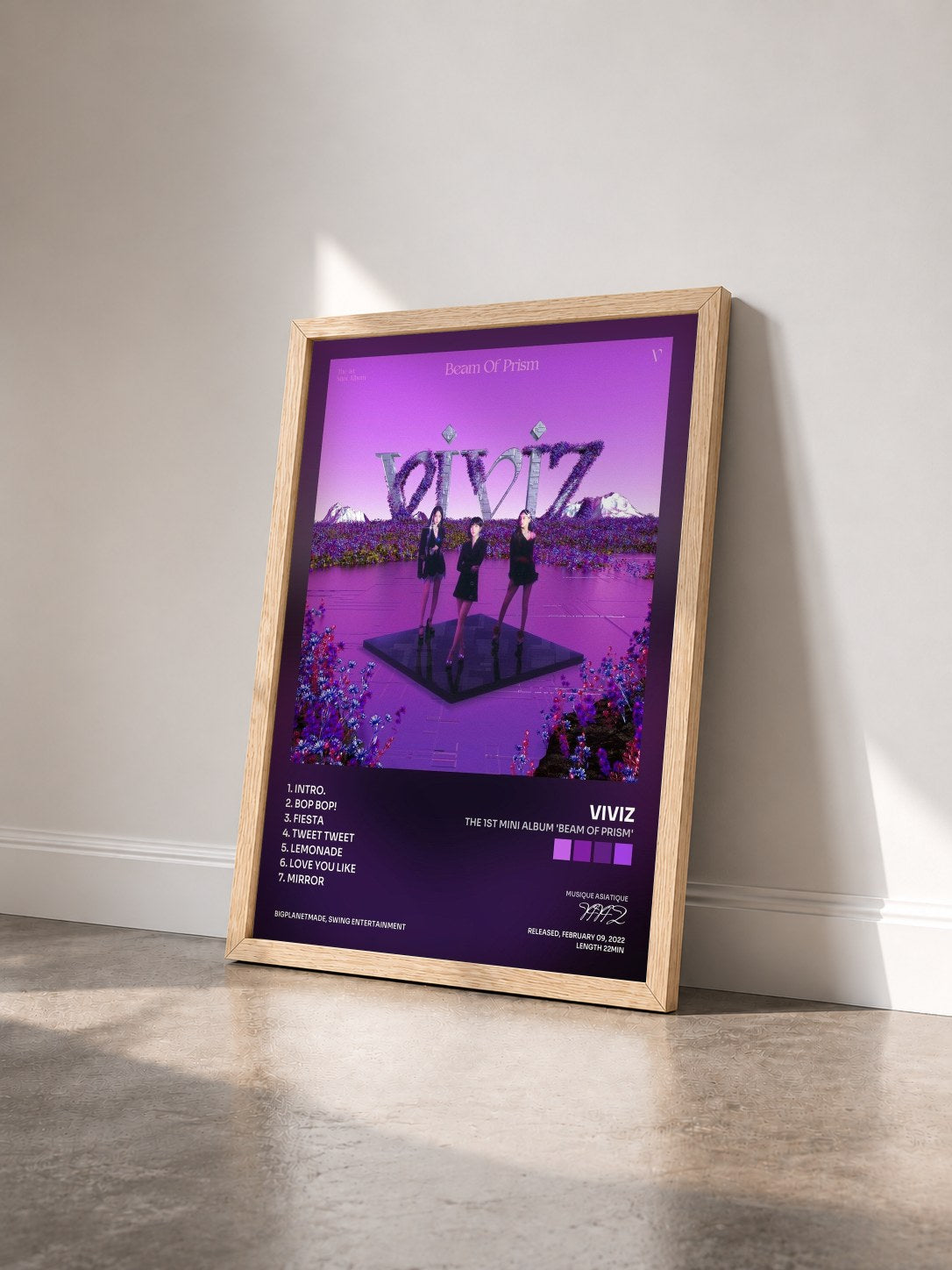 #bois Tableau de l'album The 1st Mini Album 'Beam Of Prism' de VIVIZ vu de trois quarts, cadre en bois brut