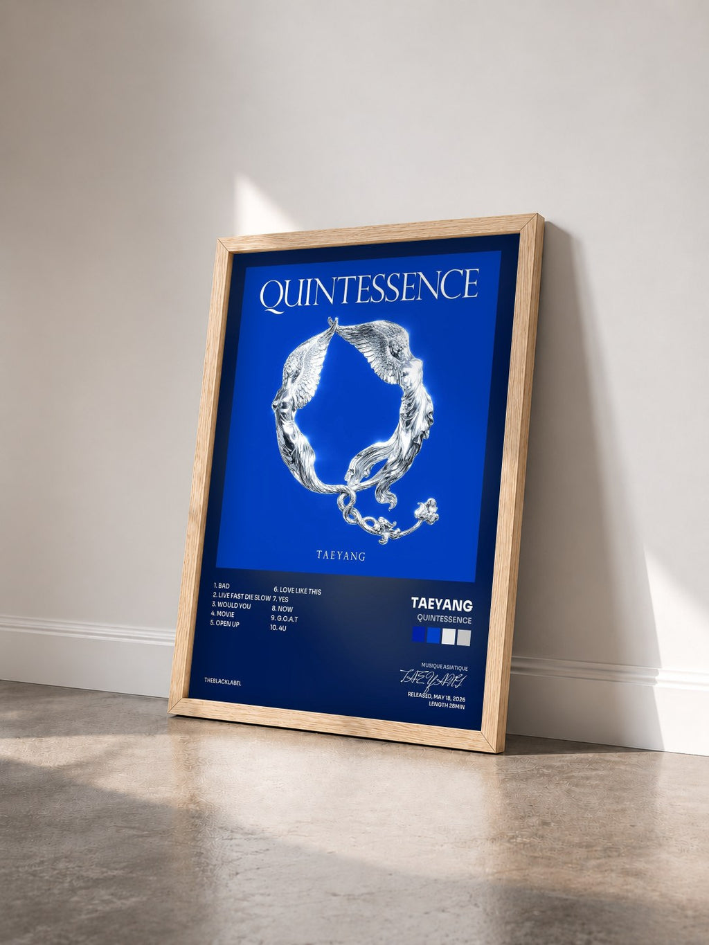 #bois Tableau de l'album QUINTESSENCE de TAEYANG vu de trois quarts, cadre en bois brut