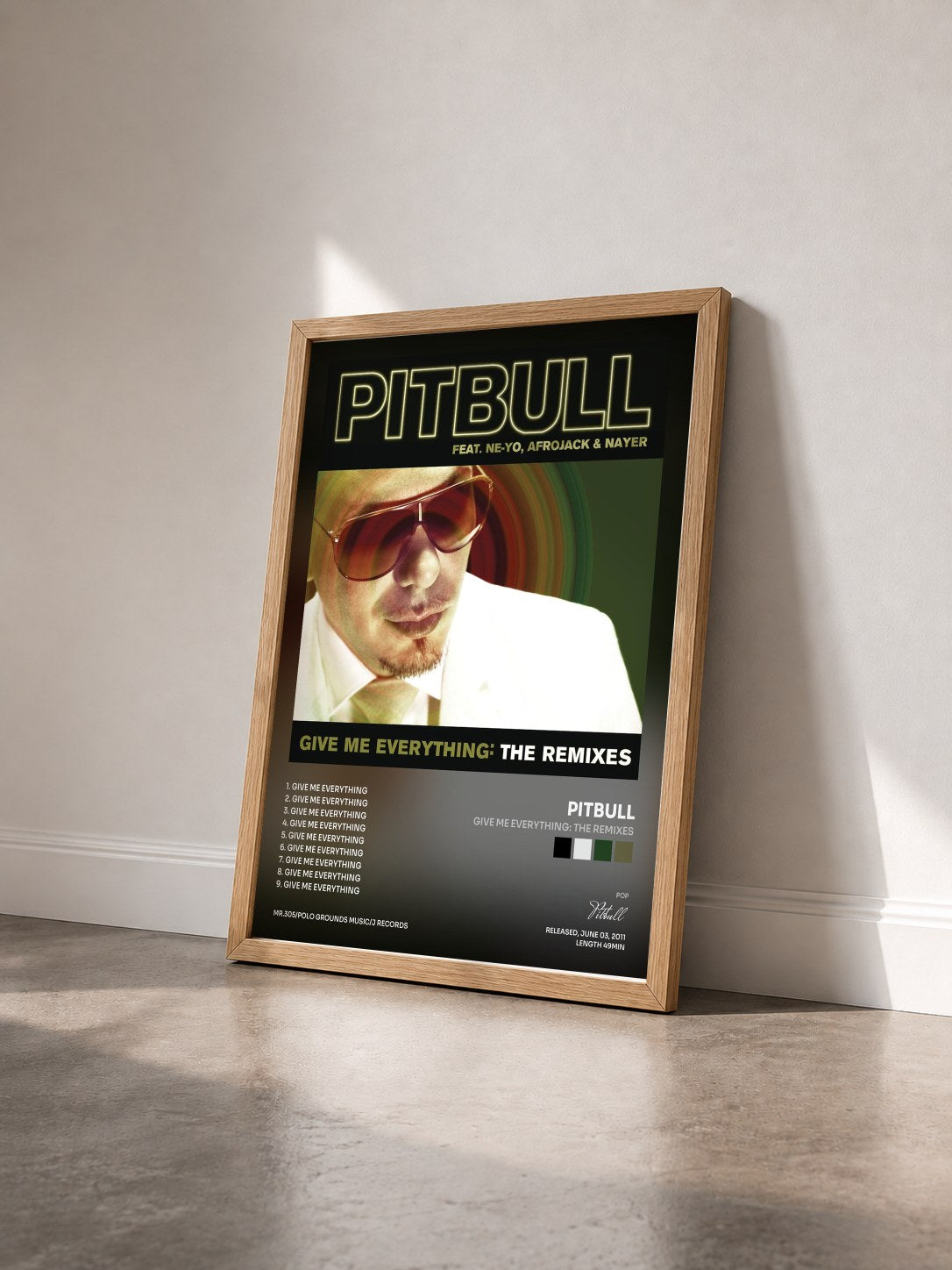 #bois Tableau de l'album Give Me Everything: The Remixes de Pitbull vu de trois quarts, cadre en bois brut