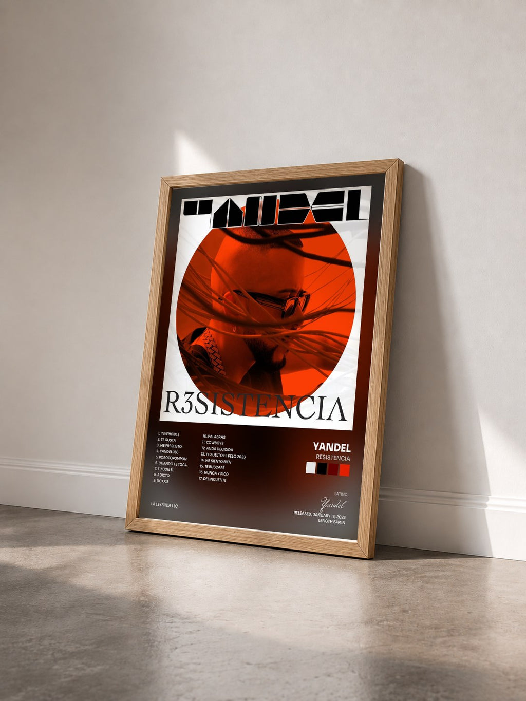 #bois Tableau de l'album Resistencia de Yandel vu de trois quarts, cadre en bois brut