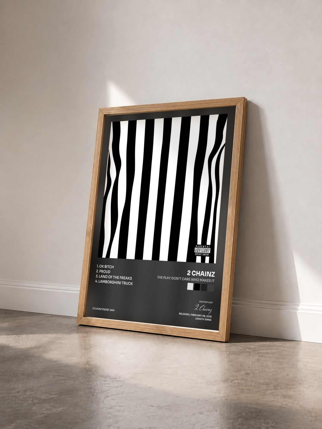 #bois Tableau de l'album The Play Don’t Care Who Makes It de 2 Chainz vu de trois quarts, cadre en bois brut