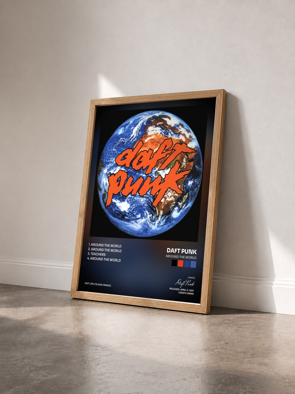 #bois Tableau de l'album Around the World de Daft Punk vu de trois quarts, cadre en bois brut