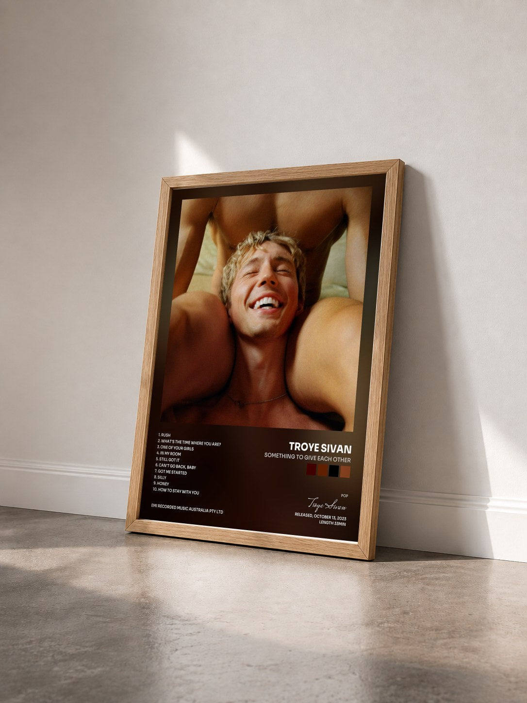 #bois Tableau de l'album Something To Give Each Other de Troye Sivan vu de trois quarts, cadre en bois brut