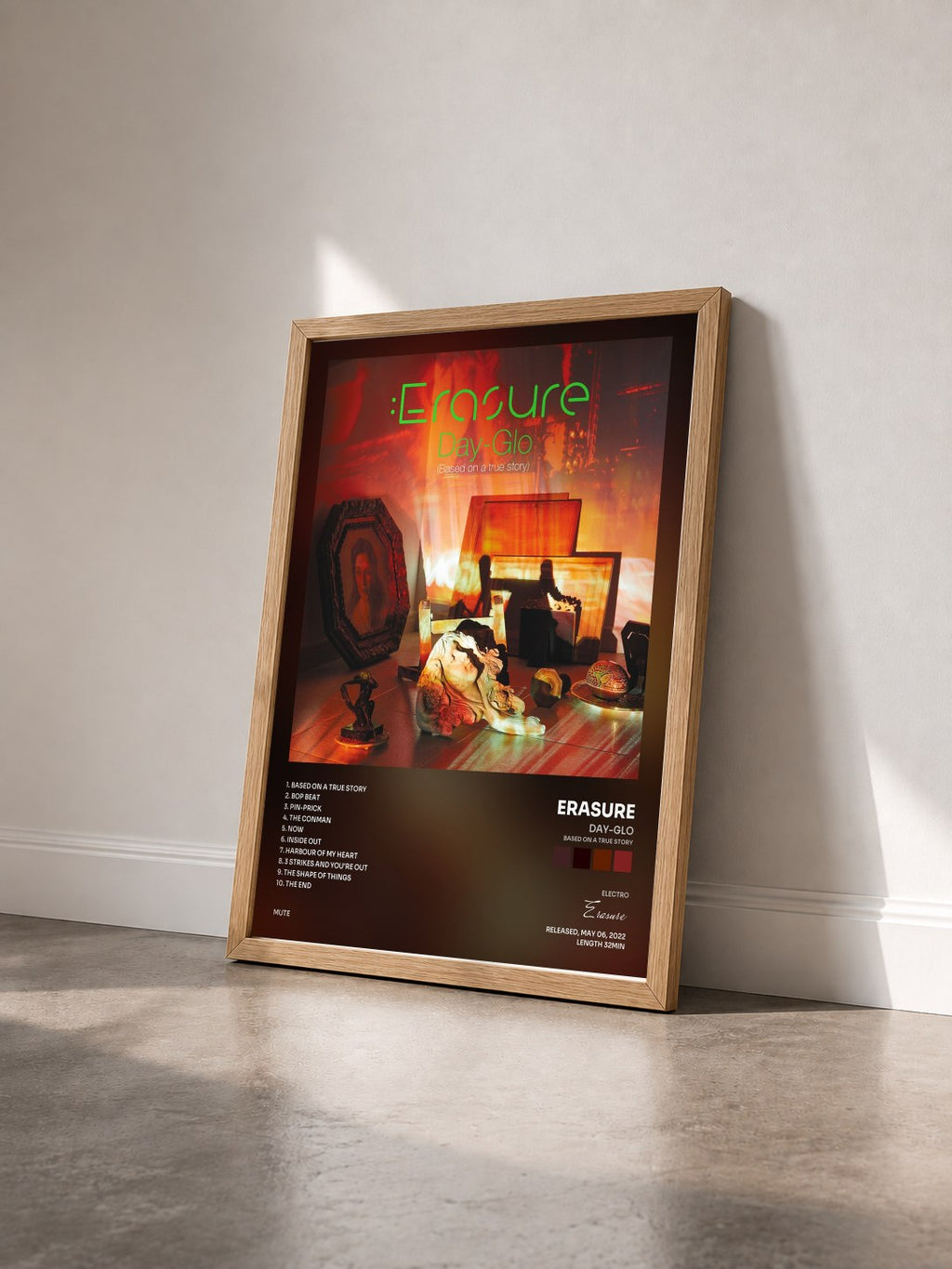 #bois Tableau de l'album Day-Glo (Based on a True Story) de Erasure vu de trois quarts, cadre en bois brut