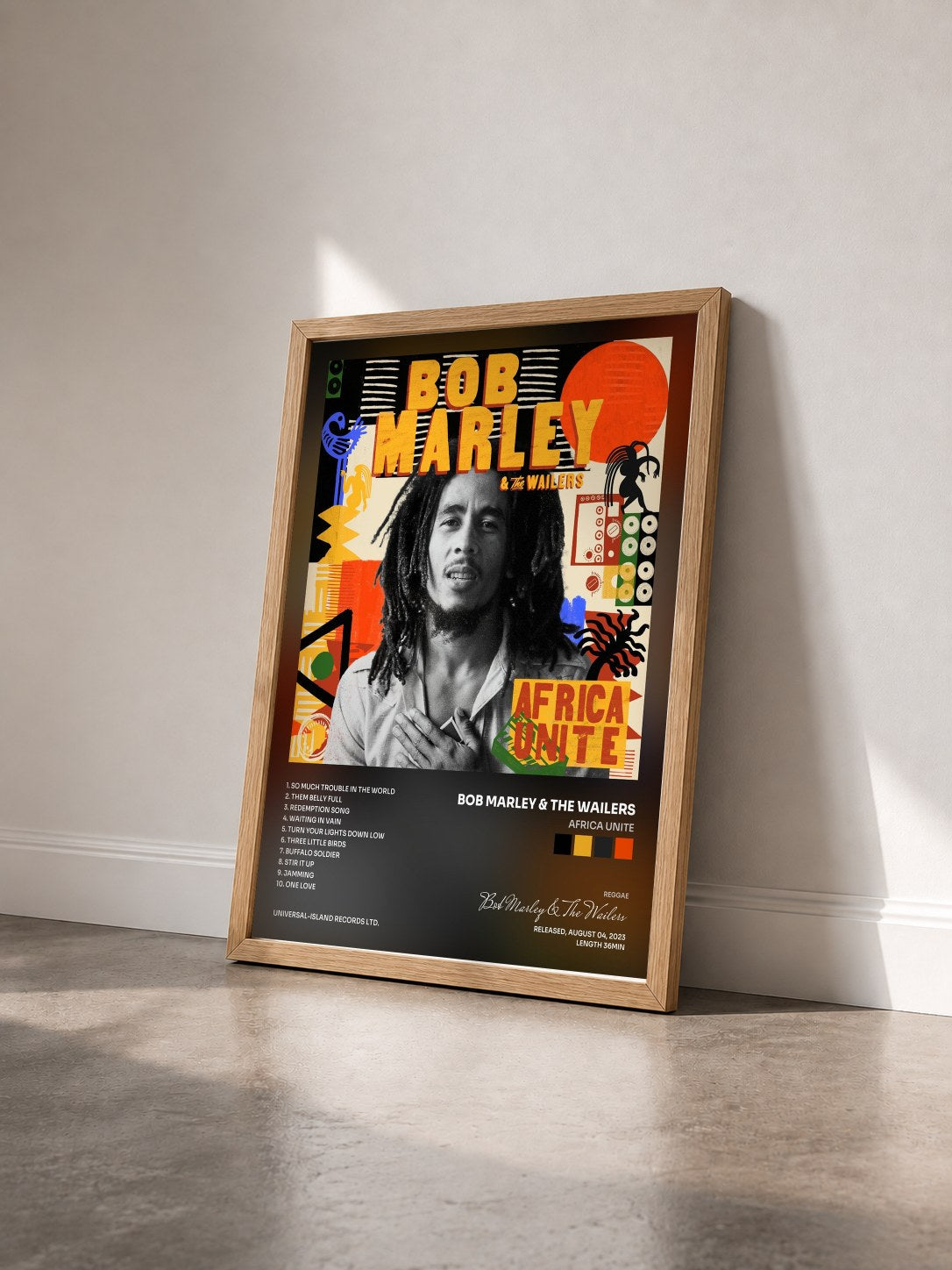 #bois Tableau de l'album Africa Unite de Bob Marley & The Wailers vu de trois quarts, cadre en bois brut