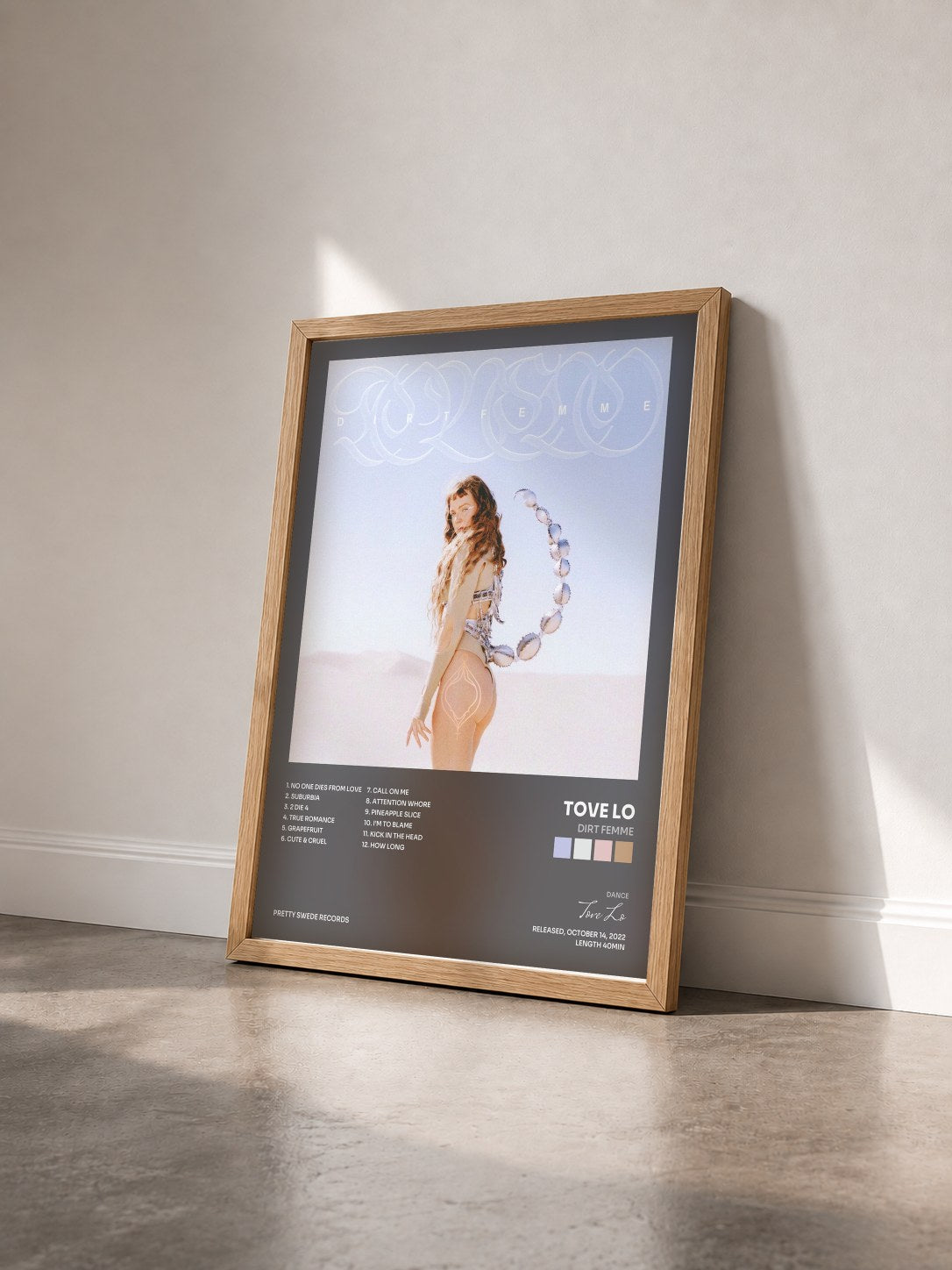 #bois Tableau de l'album Dirt Femme de Tove Lo vu de trois quarts, cadre en bois brut