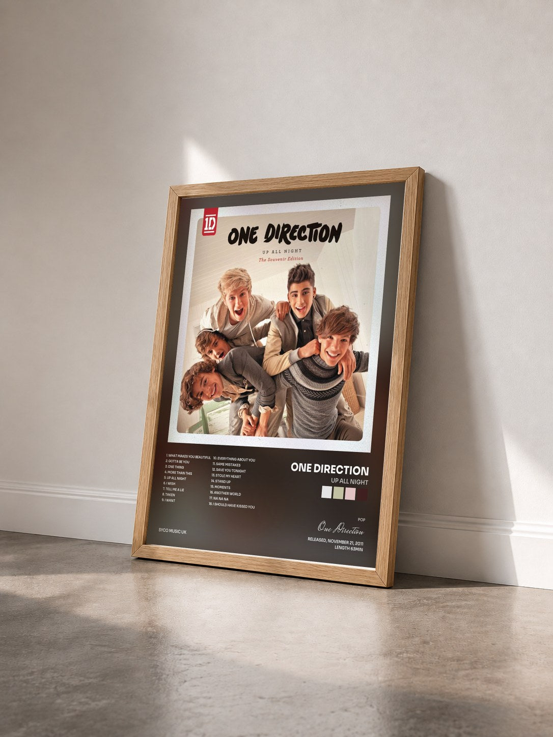 #bois Tableau de l'album Up All Night de One Direction vu de trois quarts, cadre en bois brut