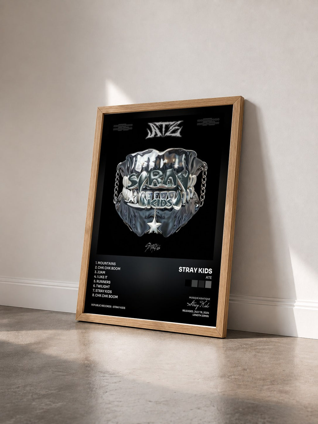#bois Tableau de l'album ATE de Stray Kids vu de trois quarts, cadre en bois brut