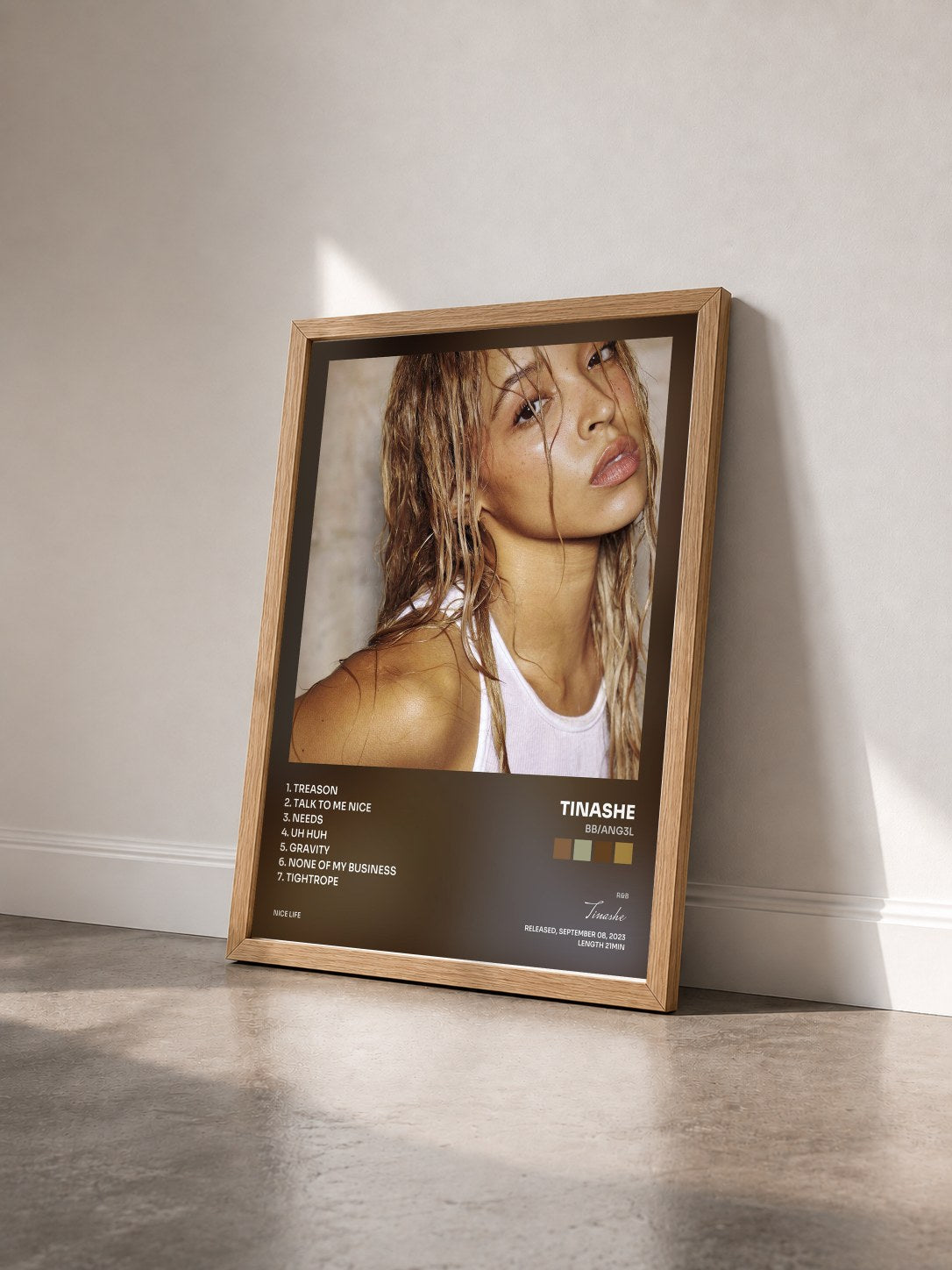 #bois Tableau de l'album BB/ANG3L de Tinashe vu de trois quarts, cadre en bois brut