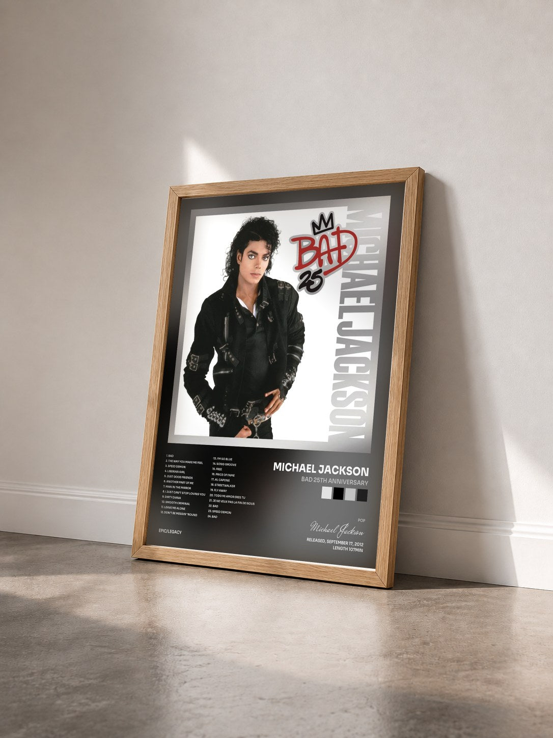 #bois Tableau de l'album Bad 25th Anniversary de Michael Jackson vu de trois quarts, cadre en bois brut