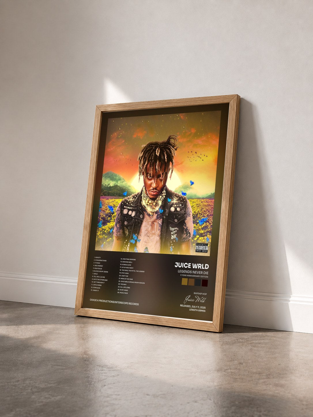 #bois Tableau de l'album Legends Never Die (5 Year Anniversary Edition) de Juice Wrld vu de trois quarts, cadre en bois brut