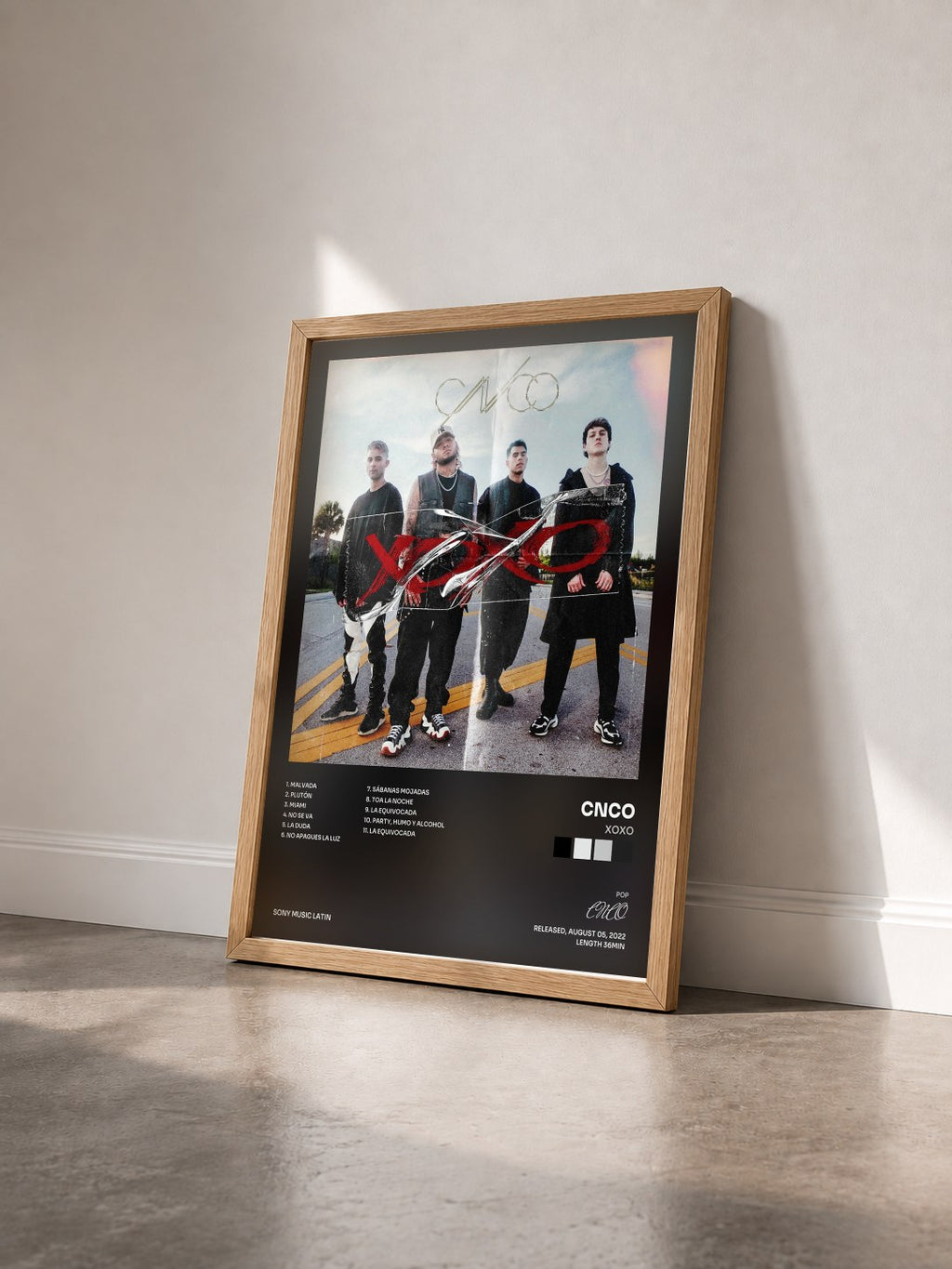 #bois Tableau de l'album XOXO de CNCO vu de trois quarts, cadre en bois brut