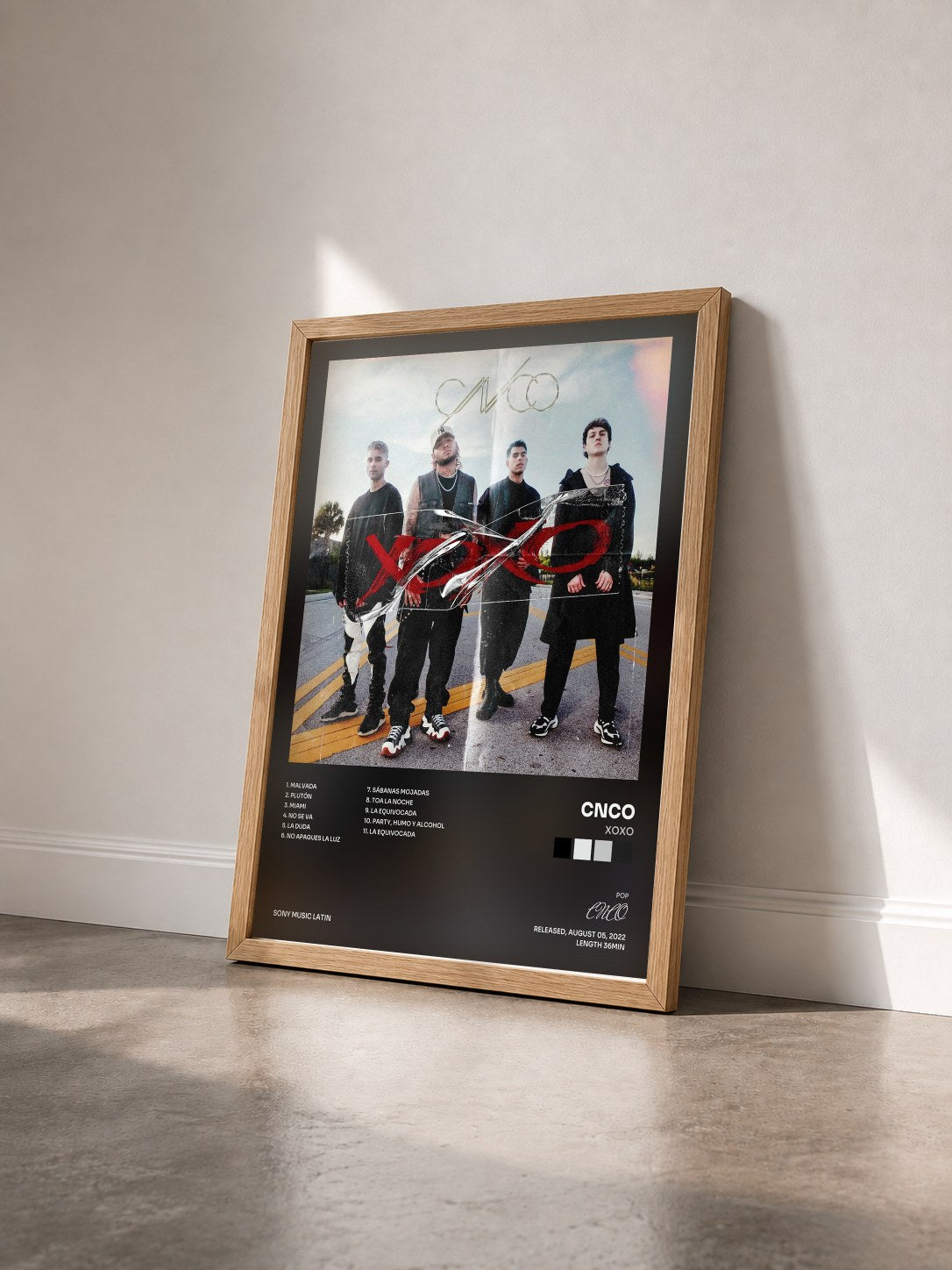 #bois Tableau de l'album XOXO de CNCO vu de trois quarts, cadre en bois brut