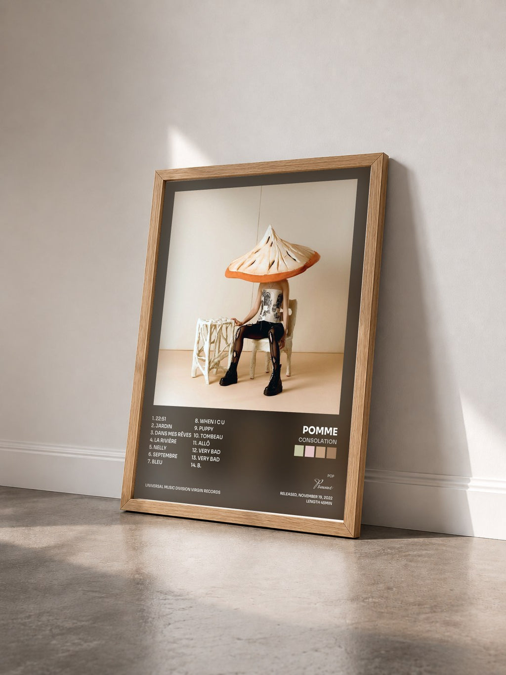 #bois Tableau de l'album consolation de Pomme vu de trois quarts, cadre en bois brut