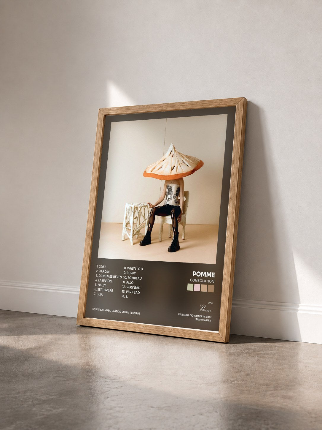#bois Tableau de l'album consolation de Pomme vu de trois quarts, cadre en bois brut