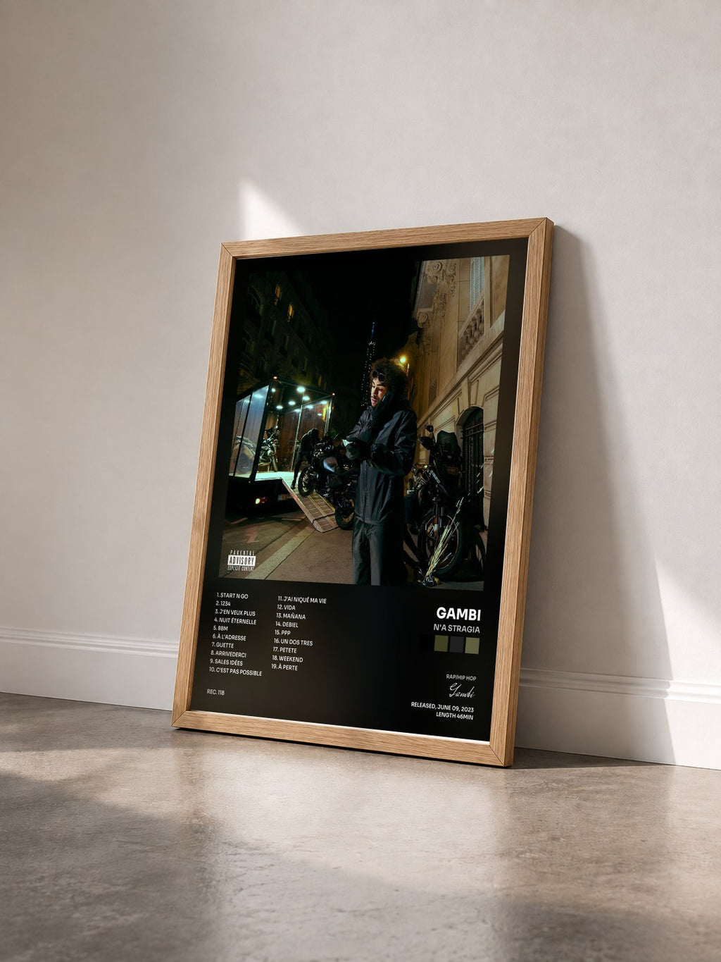 #bois Tableau de l'album N'A STRAGIA de Gambi vu de trois quarts, cadre en bois brut