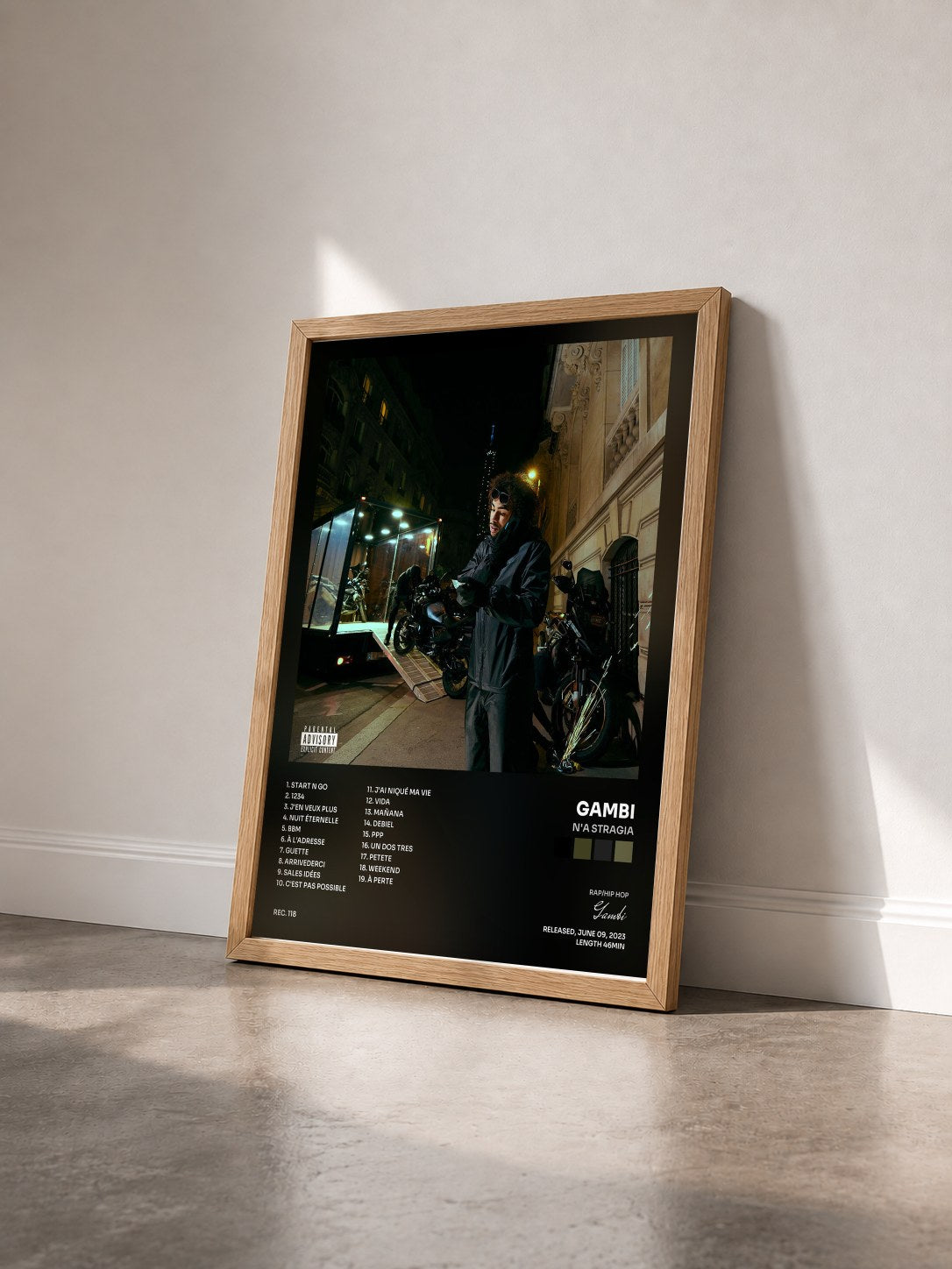 #bois Tableau de l'album N'A STRAGIA de Gambi vu de trois quarts, cadre en bois brut