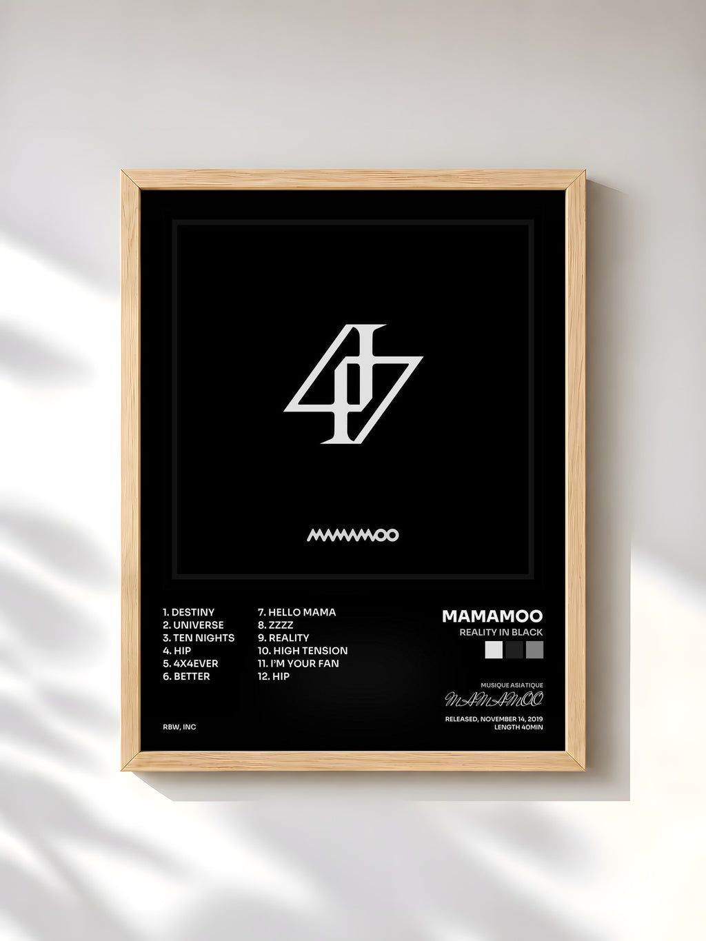 #bois Tableau de l'album reality in BLACK de MAMAMOO, cadre en bois brut, imprimé et encadré en France