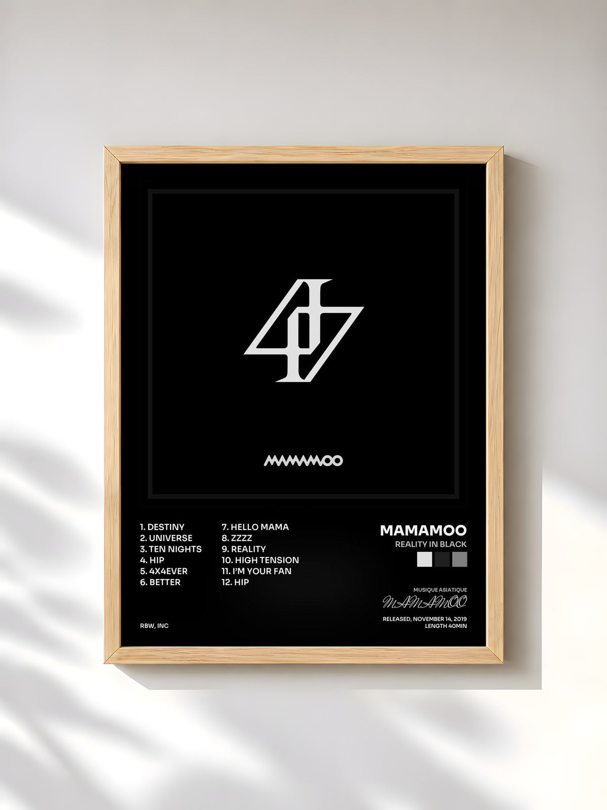 #bois Tableau de l'album reality in BLACK de MAMAMOO, cadre en bois brut, imprimé et encadré en France