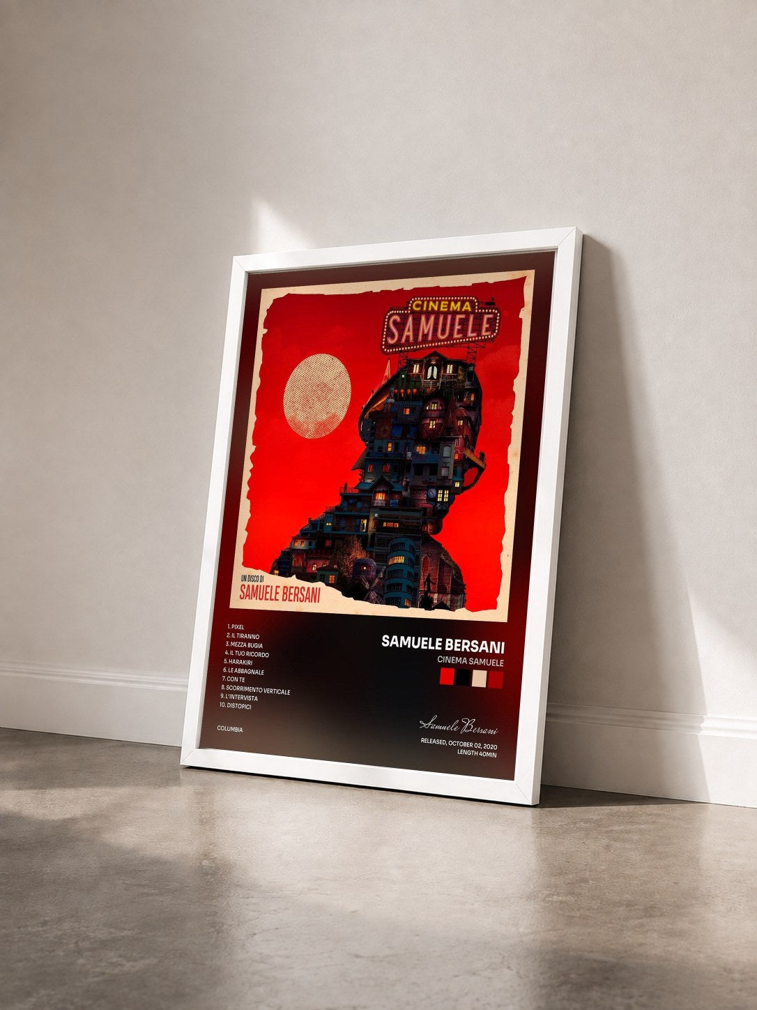 #blanc Tableau de l'album Cinema Samuele de Samuele Bersani vu de trois quarts, cadre blanc