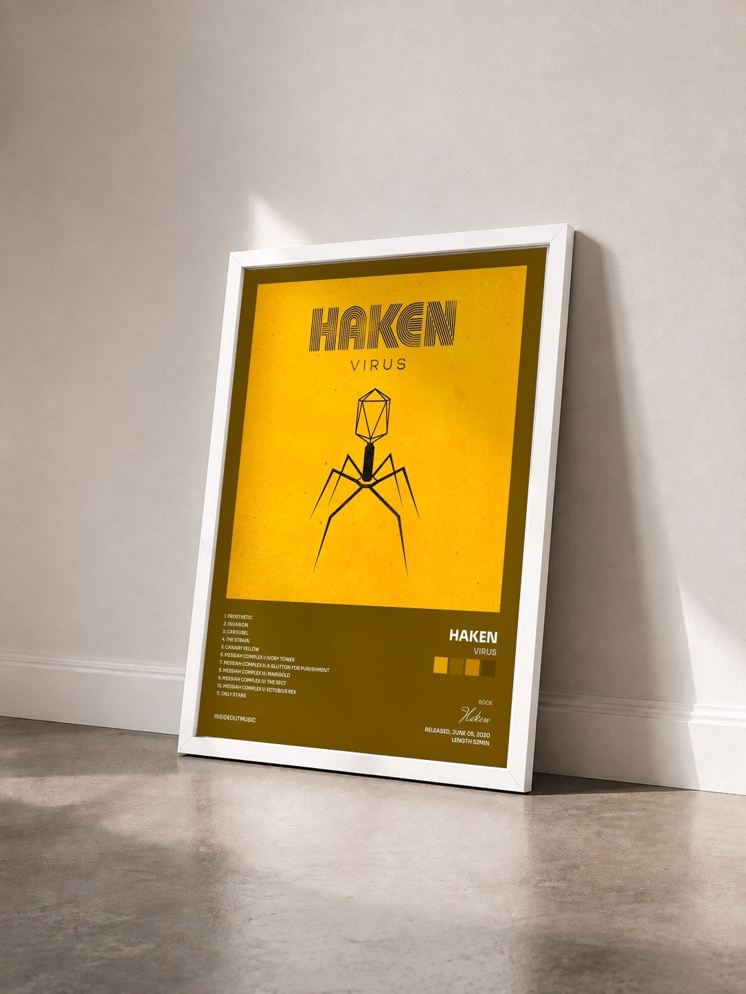 #blanc Tableau de l'album Virus de Haken vu de trois quarts, cadre blanc