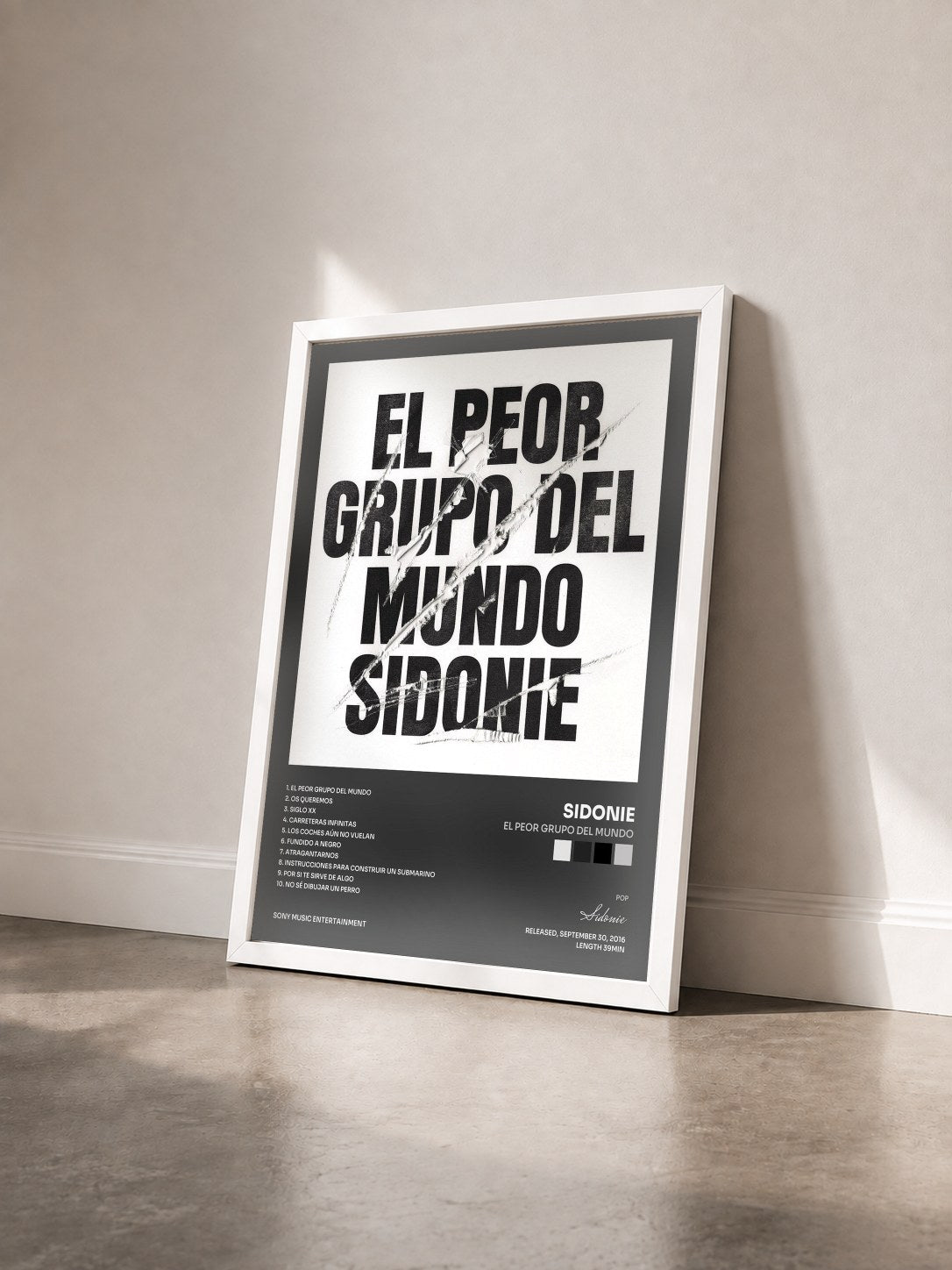 #blanc Tableau de l'album El Peor Grupo del Mundo de Sidonie vu de trois quarts, cadre blanc
