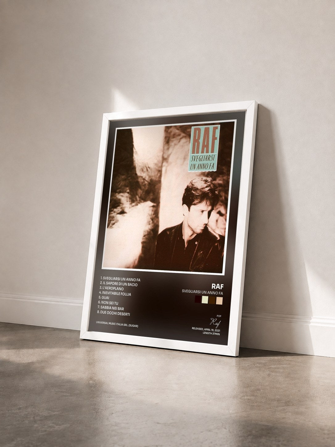 #blanc Tableau de l'album Svegliarsi un anno fa de Raf vu de trois quarts, cadre blanc