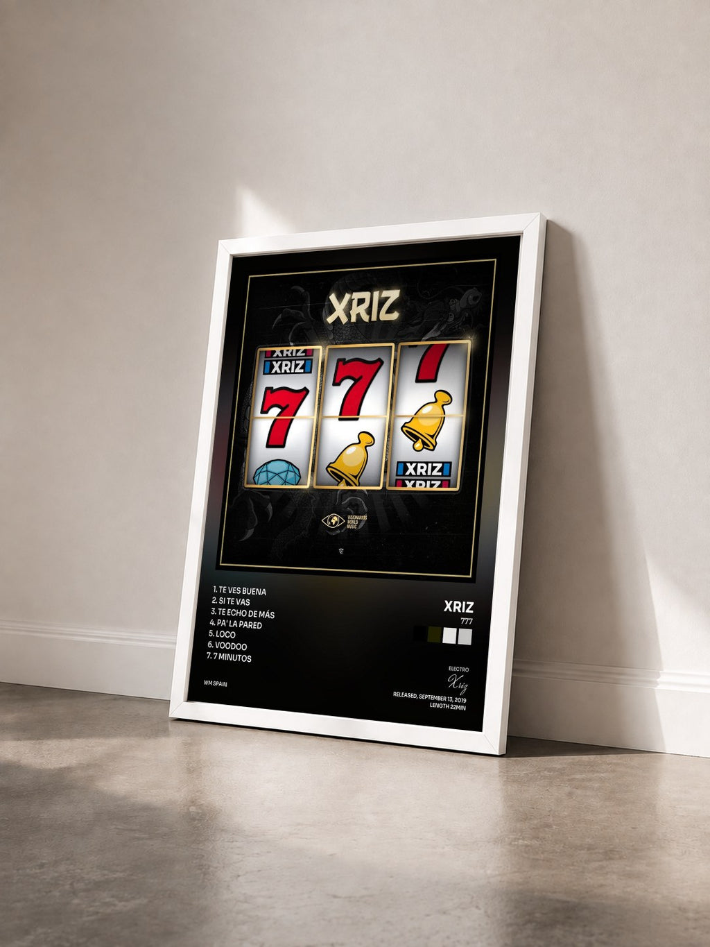#blanc Tableau de l'album 777 de Xriz vu de trois quarts, cadre blanc