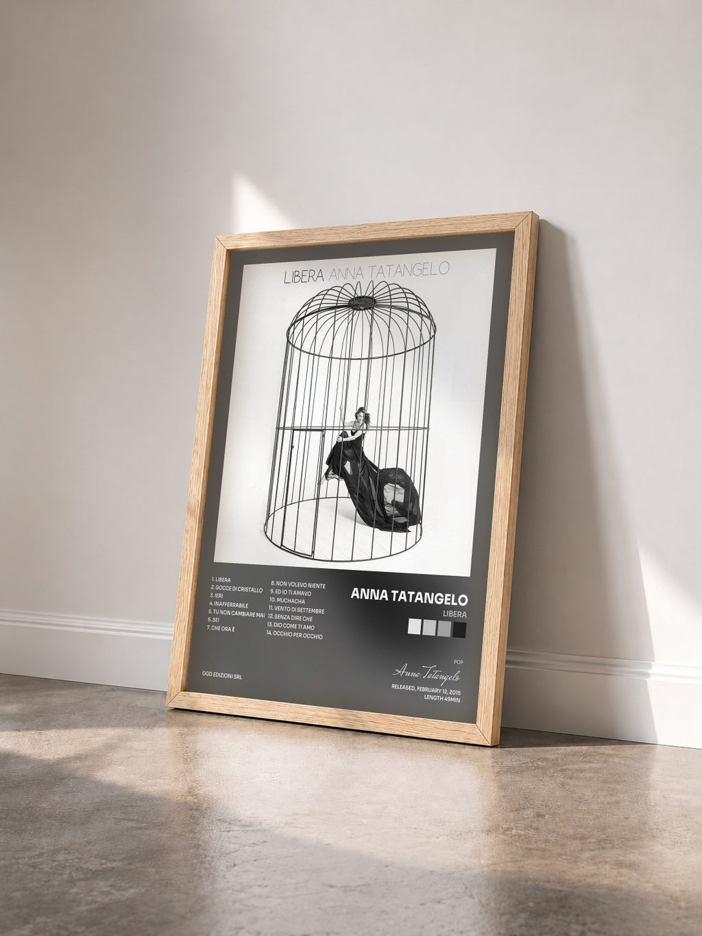 #bois Tableau de l'album Libera de Anna Tatangelo vu de trois quarts, cadre en bois brut