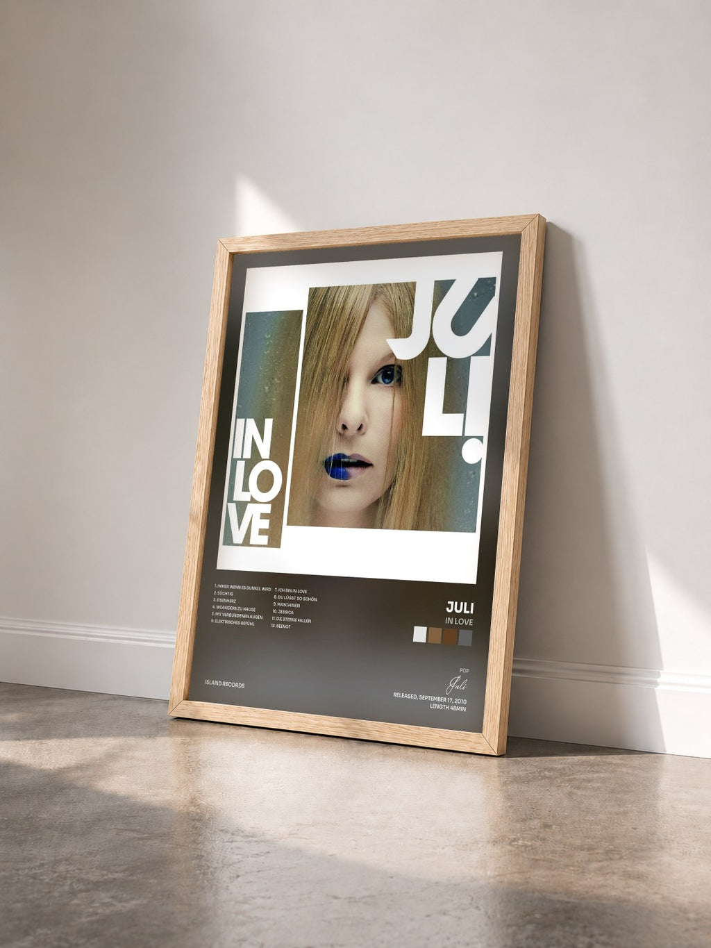 #bois Tableau de l'album In Love de Juli vu de trois quarts, cadre en bois brut